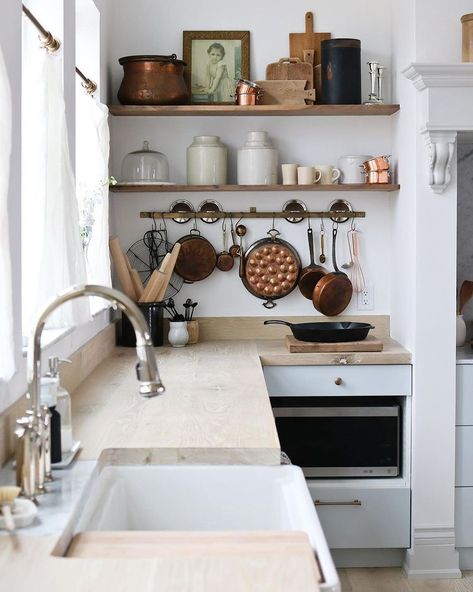 Copper accessories are the perfect addition to any kitchen, especially if you're looking to create a modern-industrial feel! Don't you… European Farmhouse Kitchen, Farmhouse Kitchen Inspiration, European Cottage, European Kitchens, European Farmhouse, Farmhouse Kitchen Design, Farmhouse Interior, Decoration Inspiration, Updated Kitchen