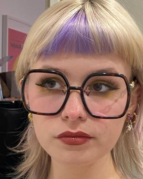 élise, on Instagram: “starman” Kawaii Glasses Frames, Big Glasses Frames, Oversized Glasses Frames, Glasses For Round Faces, Frames Ideas, Glasses Inspiration, Big Glasses, Funky Glasses, Oversized Glasses