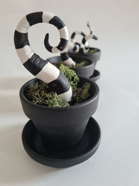 Hand painted mini terracotta pots with handmade sandworms made from air dried clay. Perfect halloween decor! Veselý Halloween, Beetlejuice Halloween, Halloween Decor Diy, Casa Halloween, Diy Halloween Decor, Hemma Diy, Adornos Halloween, Halloween Tattoo, Halloween Party Ideas