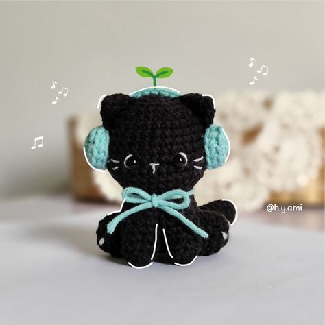 Avocado Handmade (@h.y.ami) • Instagram photos and videos Quick Crochet Birthday Gifts, Crochet A Flower, Cat Amigurumi, Little Cat, Cat Themed, Quick Crochet, Crochet Lovers, Meow Meow, Crochet Cat