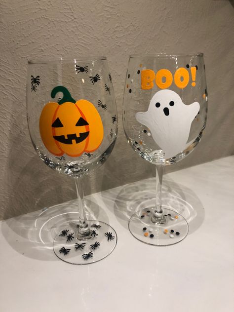 Halloween Spooky Painting Ideas, Glass Painting Designs Halloween, Halloween Diy Wine Glasses, Ghost Wine Glass Painting, Pumpkin Glass Painting, Fall Painted Wine Glasses Diy, Fall Wine Glass Crafts, Halloween Glass Painting Ideas, Glass Painting Autumn