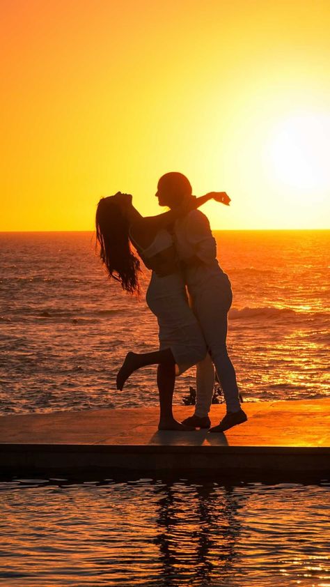 Lesbian Engagement Pictures Photo Ideas Beach, Lesbian Engagement Pictures Beach, Lgbtq Girlfriend Goals Photos, Lgbt Engagement Photos, Bro Photoshoot, London Romance, Couples Holiday Photos, Lesbian Engagement Pictures, Pre Wedding Praia