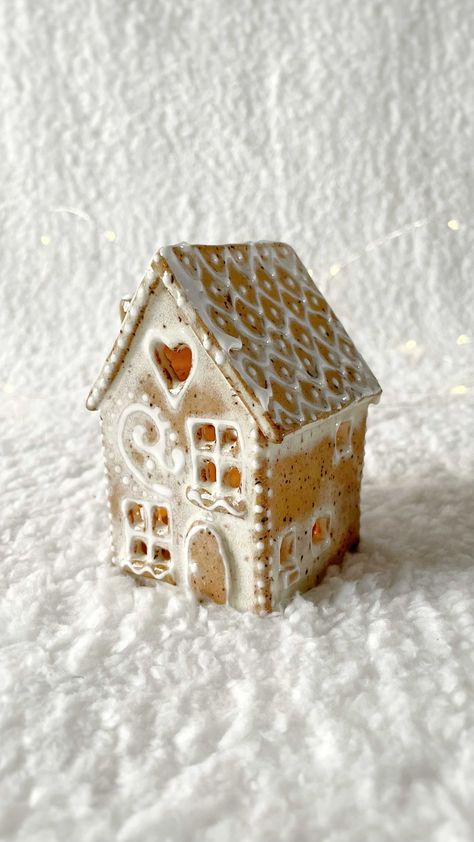 Clay Houses Buildings Ceramic Art, Gingerbread Ceramic House, Christmas House Ceramic, Pottery Gingerbread House, Gingerbread House Ceramic, Tiny Clay Houses, Pottery Houses Ideas, Slabs Ceramics Ideas, Christmas Pottery Ideas Ceramics