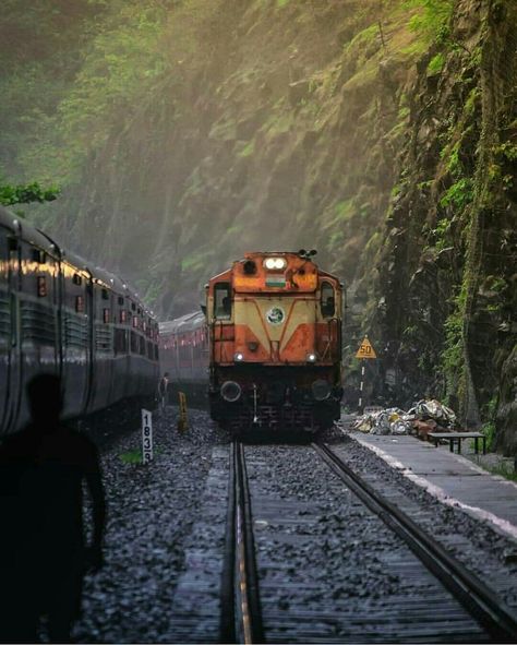 Indian Railway Train, Indian Train, Train Wallpaper, India Travel Places, Train Video, Best Photo Background, Indian Railways, Train Art, Train Photography