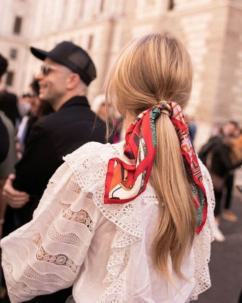 The devil's in the detail 👏💅 We're feeling super inspired by these street-style looks we spotted at #LFW. From silk scarves as hair ties,… Color Hair Styles, Summer Hair Accessories, Elin Kling, Beauty Hair Color, Ports 1961, London Fashion Weeks, Silk Scarf Style, Hair Scarf Styles, Head Scarf Styles