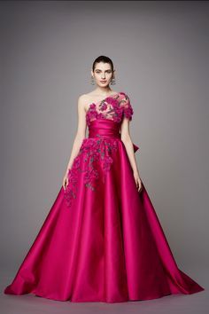 Marchesa Pre-Fall 2017 Collection Photos - Vogue Marchesa Couture, Marchesa Fashion, Party Dress Codes, Satin Ball Gown, Pink Gown, 파티 드레스, 3d Fashion, Atelier Versace, Dress Sketches