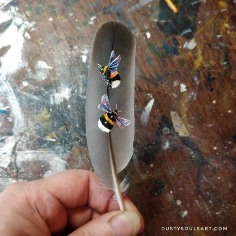 Painting On A Feather, Painting On Feathers Diy, Paintings On Feathers, How To Paint On Feathers Step By Step, Painted Feathers Diy, Painted Feathers Ideas, Feather Painting Ideas, Bird Feathers Craft, How To Paint Feathers