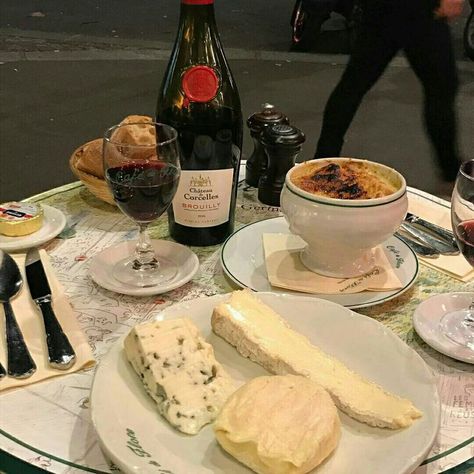 french food aestethic beige French Wine And Cheese Aesthetic, French Dinner Aesthetic, Parisian Dinner, Parisian Food, Paris Dinner, Paris Wine, French Dinner, Dinner Aesthetic, Paris Food