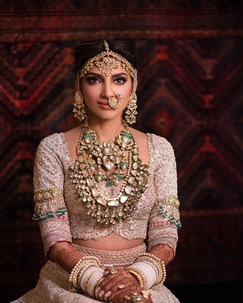 These Brides Wore A White Choora And Nailed Their Wedding Look Pengantin India, Indian Bridal Photos, Perhiasan India, Indian Wedding Planning, Indian Woman, Indian Bridal Outfits, Bridal Blouse Designs, Indian Wedding Jewelry, Bridal Jewellery Indian