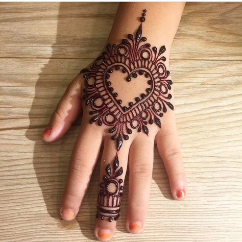 Henna Designs Kids, Kids Mehndi Design, Heart Henna, Henna Designs Back, Baby Mehndi Design, Cute Henna Designs, Mehedi Design, Henna Designs For Kids, Henna Hand