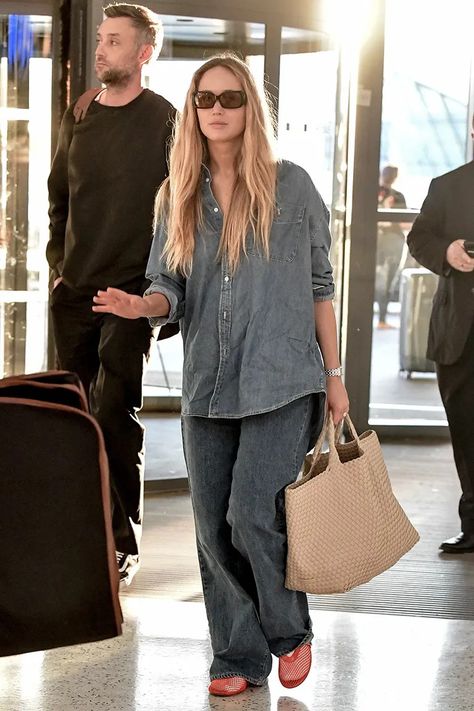 Jennifer Lawrence Wore the Puddle-Jeans Trend to the Airport | Who What Wear Jennifer Lawrence Street Style, Perfect Travel Outfit, Airport Outfits, Stil Inspiration, Mode Ootd, Denim Trends, Casual Chic Outfit, Fashion People, Mode Inspo