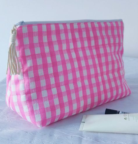 This roomy and easy to make make-up bag will have you sewing one for everyone you know! I love that it has a flat bottom, zipper top and then widens at the bottom so it will stand with ease. It is also quilted and will offer added protection for all those breakables.It's a perfect size to take away for the weekend or even longer trips...it can hold it all! Watch the full tutorial on YouTube. These are the materials needed. Pin the outer fabric to wadding and then sew on the wa… Quilted Makeup Bag Tutorial, Makeup Bag Tutorials, Cosmetic Bag Pattern, Diy Makeup Bag, Homemade Makeup, Bags Tutorial, Makeup Bags, Diy Makeup, Make Up Bag