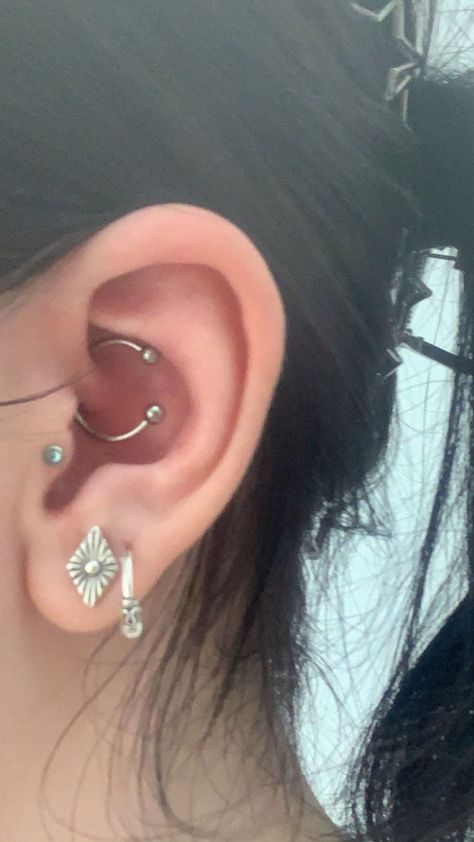 Double Lobe Piercing, Tragus Daith, Piercing Inspo, Earring Inspiration, Lobe Piercing, Earrings Inspiration, Ear Piercing, Tragus, Ear Piercings