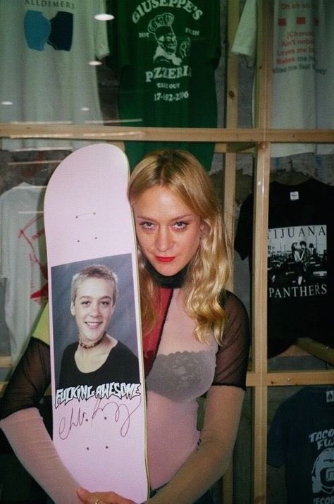 Chloe Sevigny Style, Cool Attitude, Style Converse, Skater Aesthetic, Chloe Sevigny, Skater Boy, Kitesurfing, Skateboard Art, I Icon