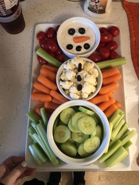 35+ Easy and Festive Christmas Veggie Platter Ideas | HubPages Snowman Vegetable Platter, Snowman Dip Tray, Snowman Vegetable Tray, Holiday Food Platters, Snowman Veggie Platter, Christmas Vegetable Tray Ideas, Snowman Veggie Tray, Fun Christmas Food Snacks, Winter Veggie Tray