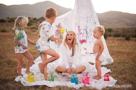 family paint war Unique Mini Sessions Photo Shoot, Summer Mini Session Ideas Outdoors, Painting Photoshoot, Fun Family Pictures, Creative Shoots, Mini Photo Sessions, Mommy And Me Photo Shoot, Fun Family Photos, Photography Mini Sessions