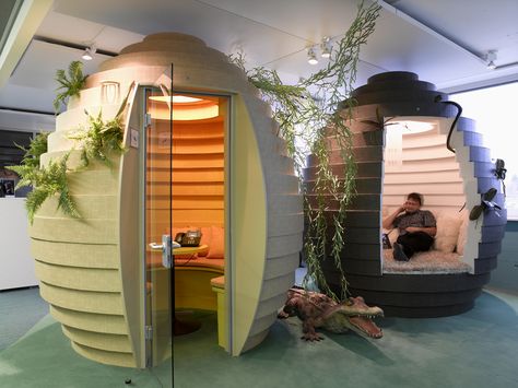 Google's Zurich office, designed by Camenzind Evolution, has egg-shaped meeting rooms. Creative Workspace Office, Google Office, Creative Office Space, Cool Office Space, Office Pods, Dream Office, Best Office, Creative Workspace, Workplace Design