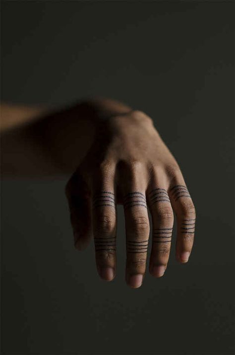 Wrapped Around Fingers | 33 Perfect Places For A Tattoo Henne Tattoo, Tattoo Diy, Tato Jari, Finger Tats, Finger Tattoo Designs, Diy Tattoo, Hand Tattoo, Pattern Tattoo, Tattoo Placement