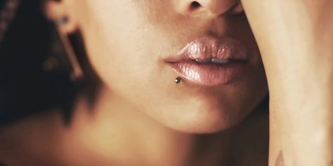 The Labret Piercing: Everything You ... Labret Piercing Jewelry, Lip Piercing Stud, Lower Lip Piercing, Piercing Healing, Canine Bites Piercing, Ashley Piercing, Piercing Lip, Cheek Piercings, Vertical Labret Piercing