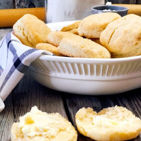 Biscuit Recipe With Lard, Biscuits With Lard, Lard Biscuits Recipes, Lard Recipe, Buttermilk Biscuit Recipe, Best Buttermilk Biscuits, Homemade Sausage Gravy, Easy Homemade Biscuits, Biscuits From Scratch