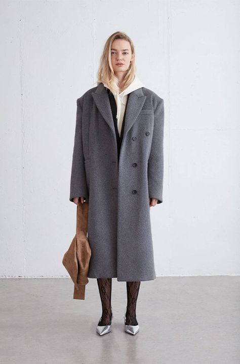 Winter Coat Trends, Oversized Wool Coat, Coat Trends, Plain White Tee, Classic Coat, Basic Hoodie, Trending Boots, Classic Coats, Cold Weather Outfits