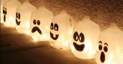 Halloween Milk Jugs, Spooky Diy Halloween Decor, Halloween Decorations Outdoor Porch, Cheap Halloween Decorations, Party Decoration Ideas, Pumpkin Carving Party, Halloween Party Decoration, Jack O Lanterns, Halloween Decorations Diy Outdoor