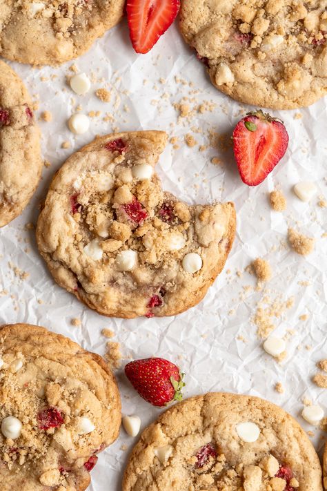 Strawberry Cookie Recipe, Shortcake Cookies, Cookies With White Chocolate, Strawberry Shortcake Cookies, Raspberry Cupcakes, White Chocolate Strawberries, Toffee Cookies, White Chocolate Cookies, Strawberry Cookies