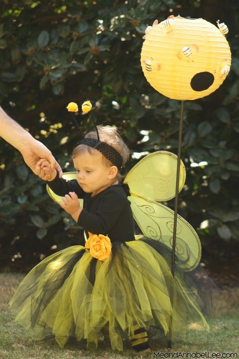 DIY Bumble Bee Costume Bee Costume Ideas, Diy Bee Costume, Baby Bee Costume, Bee Costume Diy, Diy Bumble Bee, Bumble Bee Wings, Queen Bee Costume, Diy Bee, Bumble Bee Costume