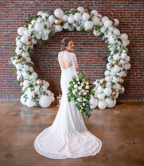 23 Creative and Beautiful Wedding Arch Ideas (and How to Make Your Own) - hitched.co.uk Balloon Arch Wedding, White Wedding Arch, Metal Wedding Arch, Wedding Balloon Decorations, Warehouse Wedding, Weddings By Color, Wedding Entrance, Balloon Backdrop, White Balloons