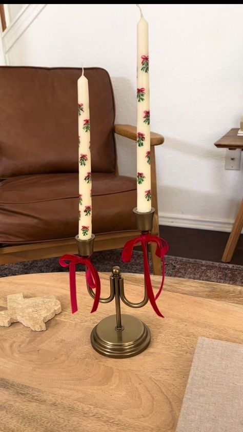 Christmas Taper Candle Ideas, Painted Candle Sticks Christmas, Christmas Candle Stick Decor, Paint Taper Candles Diy, Tapered Candle Painting, Diy Painted Candle Sticks, Candle Stick Painting Ideas, Diy Painted Taper Candles, Christmas Painted Taper Candles