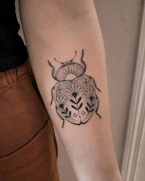 #CoolTattoos #TattooArt #InkMaster #TattooDesigns #InkedUp #TattooLovers #InkInspiration #TattooIdeas #CreativeInk #TattooStyle Animal Tattoos For Women, Ladybug Tattoo, Beetle Tattoo, Lady Bug Tattoo, Bug Tattoo, Insect Tattoo, Muster Tattoos, Výtvarné Reference, Elegant Tattoos