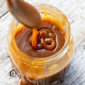 Thick Caramel Sauce - Rich and Buttery - Home Grown Happiness Lemon Desserts Healthy, Lemon Desserts Easy, Bourbon Caramel Sauce, The Food Charlatan, Desserts Healthy, Caramel Recipes Sauce, Homemade Caramel Sauce, Cake Mixes, Food Charlatan