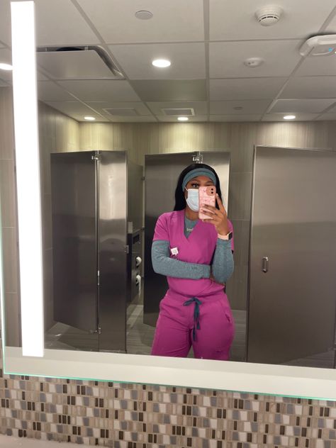 Scrub Outfits Black Women, Scrub Color Combo, Stylish Scrubs Nurses, Purple Scrubs Outfit, Underscrub Outfit, Scrubs Uniform Cute Black Women, Scrubs Black Women, Pink Scrubs Aesthetic, Cna Outfits