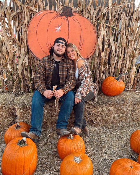 Pumpkin Patch Couple Outfit Ideas, Couples Western Outfits, Couple Pumpkin Patch Pics, Bf Gf Fall Pictures, Cute Couple Halloween Pictures, Matching Pumpkin Patch Outfits Couples, Couple Ideas For Halloween Costumes, Couple Pumpkin Patch Pictures Outfits, Fall Picture Couple Ideas