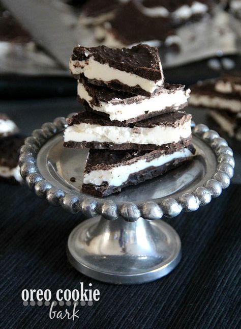 Oreo Cookie Bark.. a simple no bake treat... all the filling and just a little cookie. Cookies And Cream Bark, Oreo Cookie Bark, No Bake Oreo Dessert, Cookie Bark, Oreo Filling, Cookies And Cups, Oreo Dessert Recipes, Oreo Recipes, Dark Chocolate Cakes