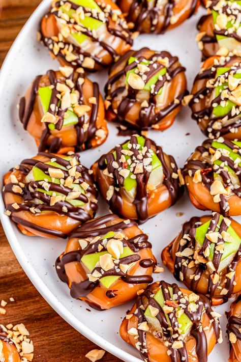 CARAMEL APPLE PRETZEL BITES Carmel Pretzel Chocolate Bites, Carmel Apple Chocolate Pretzel Bark, Fall Dipped Pretzels, Carmel Apple Bites Snacks, Carmel Grape Bites, Apple Pretzel Bites, Carmel Apple Bites With Pretzels, Carmel Apple Pretzel Bark, Caramel Apple Buffet