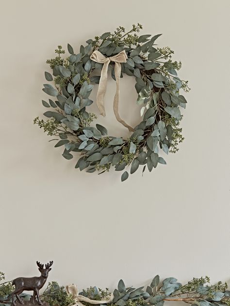 Christmas Wreath On Windows Outdoor, House Smell Like Christmas, Christmas Wreaths For Windows, Smell Like Christmas, Christmas Reef, Christmas Wreaths Diy Easy, Illustration Noel, Christmas Door Wreaths, Christmas Wreaths To Make