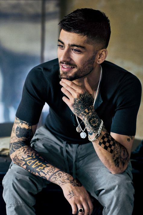 Zayn Malik Shows You How to Wear a Pair of Utility Pants Photos | GQ Zayn Malik Wallpaper, Zayn Malik Hairstyle, Zayn Malik Style, Very Important Person, Zayn Malik Pics, Gq Style, Mens Hairstyles Short, Foto Inspiration, Fan Fiction