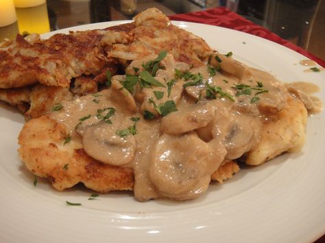 I am really craving some German food! Saute Mushrooms, Schnitzel Recipes, Chicken Schnitzel, Chicken Bake, Foreign Food, Sauce For Chicken, Mushroom Sauce, European Food, Easy Dinners