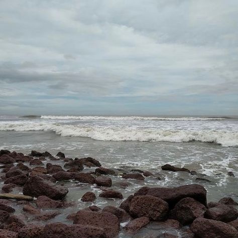 Overcast Day Aesthetic, Overcast Beach Aesthetic, Beach On A Cloudy Day, Beach Cloudy Day, Stranded On An Island Aesthetic, Cloudy Beach Aesthetic, Rainy Beach Aesthetic, Beach Aesthetic Bedroom, Cloudy Day Aesthetic