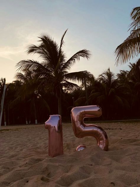 15 Birthday Beach Party, Beach Outfit Birthday, Beach Sweet 16 Photoshoot, 21st Birthday Photoshoot Beach, Birthday Shoot Beach, Aesthetic Beach Birthday Party Ideas, 15 Birthday Pictures, 15 Birthday Photoshoot Ideas Beach, Beach Birthday Aesthetic Decor