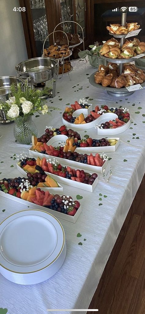 Brunch And Bubbly Wedding Shower Ideas, Bridal Shower Food Table Decor, Lunch Ideas For Bridal Party, Bride To Be Brunch Ideas, Bridesmaid Brunch Food, Brunch And Bubbly Food Ideas, Easy Bridal Brunch Food, Wedding Day Get Ready Food, Bridal Suite Breakfast Ideas