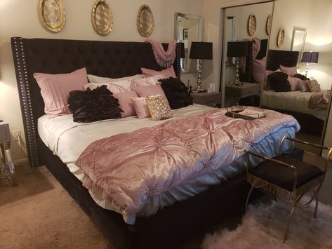 Pink Bedding Black Bedframe, Rose Gold And Black Room Ideas, Black Pink And White Bedroom Ideas, Black White Rose Gold Bedroom, Black Bedroom Furniture With Pink Accents, Black Bed Frame With Pink Bedding, Rose Gold And Black Room Decor, Black Bed With Pink Bedding, Black Silver Bed