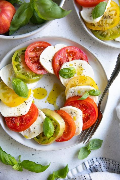 Caprese Salad -slices of juicy, ripe tomatoes, creamy mozzarella, fresh basil leaves, and olive oil. #vegetarian #glutenfree #caprese #capresesalad #Italianfood #appetizer #salad #saladrecipe Appetizer Salad, Caprese Salad Recipe, Light Dinner Recipes, Noodle Salad Recipes, Gluten Free Salads, Caesar Salad Recipe, Dinner Appetizers, Fun Easy Recipes, Ripe Tomatoes