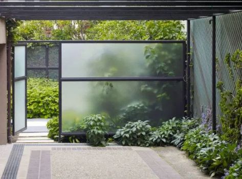 Entrance Plants, Pergola Hardware, Gard Modern, Glass Fence, Outdoor Fencing, Modern Landscape Design, Easy Landscaping, Walled Garden, Outdoor Privacy