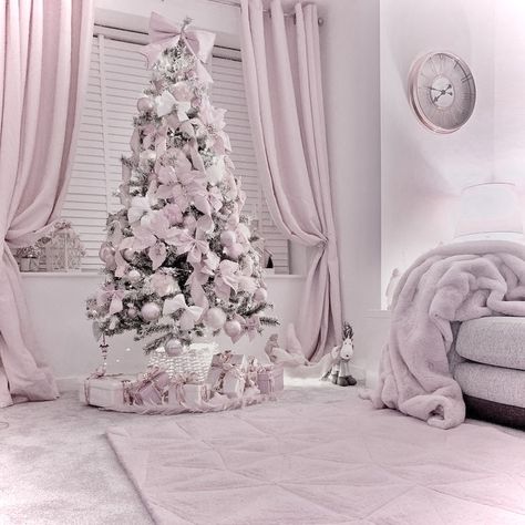 Pink Christmas Bedroom, Coquette Aesthetic Pink, Winter Princess, Pink Xmas, Pink Lifestyle, Snow Princess, Snow Angel, Winter Fairy, Pink Winter