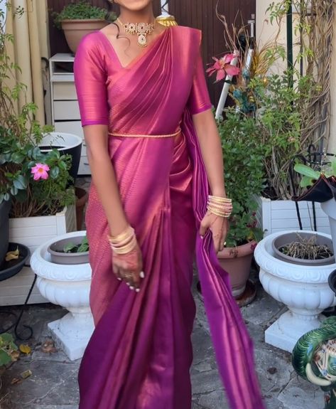 South Indian Sari Look, Blouse Designs For South Indian Saree, Saree Tamil Style, South Indian Fashion Saree, Bollywood Indian Outfits, Tamil Wedding Guest Outfit, South Indian Saree Aesthetic, Silk Saree For Dusky Skin Tone, Traditional South Indian Saree Look