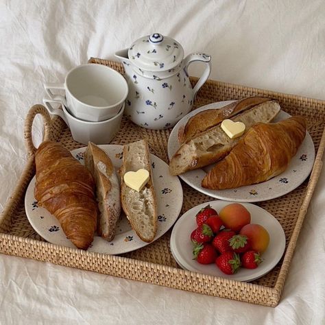 Food Display Table, Spring Breakfast, Tumblr Food, Breakfast Photo, Food Table, August 25, Breakfast In Bed, Cafe Food, Yummy Breakfast