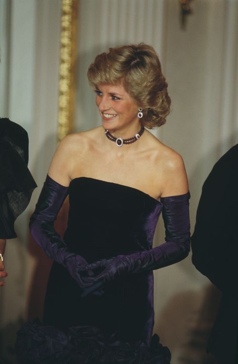 The Story of the Attallah Cross, Princess Diana’s Most Unusual Accessory | Vogue Princess Diana Jewelry, Queen Diana, Princess Diana Fashion, Princess Diana Photos, David Bailey, Diana Queen, Princes Diana, Princess Photo, Diana Fashion