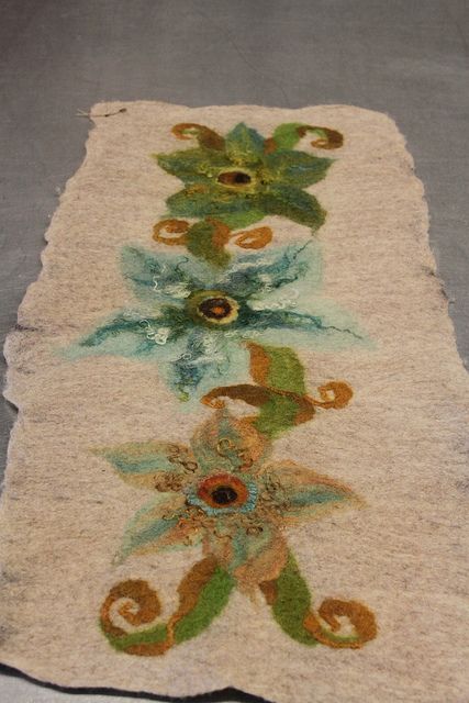 Wet Felted Table Runner by Lisa Classon | Flickr - Photo Sharing! Felted Table Runners, Felting Designs, Table Runner And Placemats, Felted Wool, Felt Christmas, Sewing Supplies, Vintage Sewing, New Vintage, Table Runner